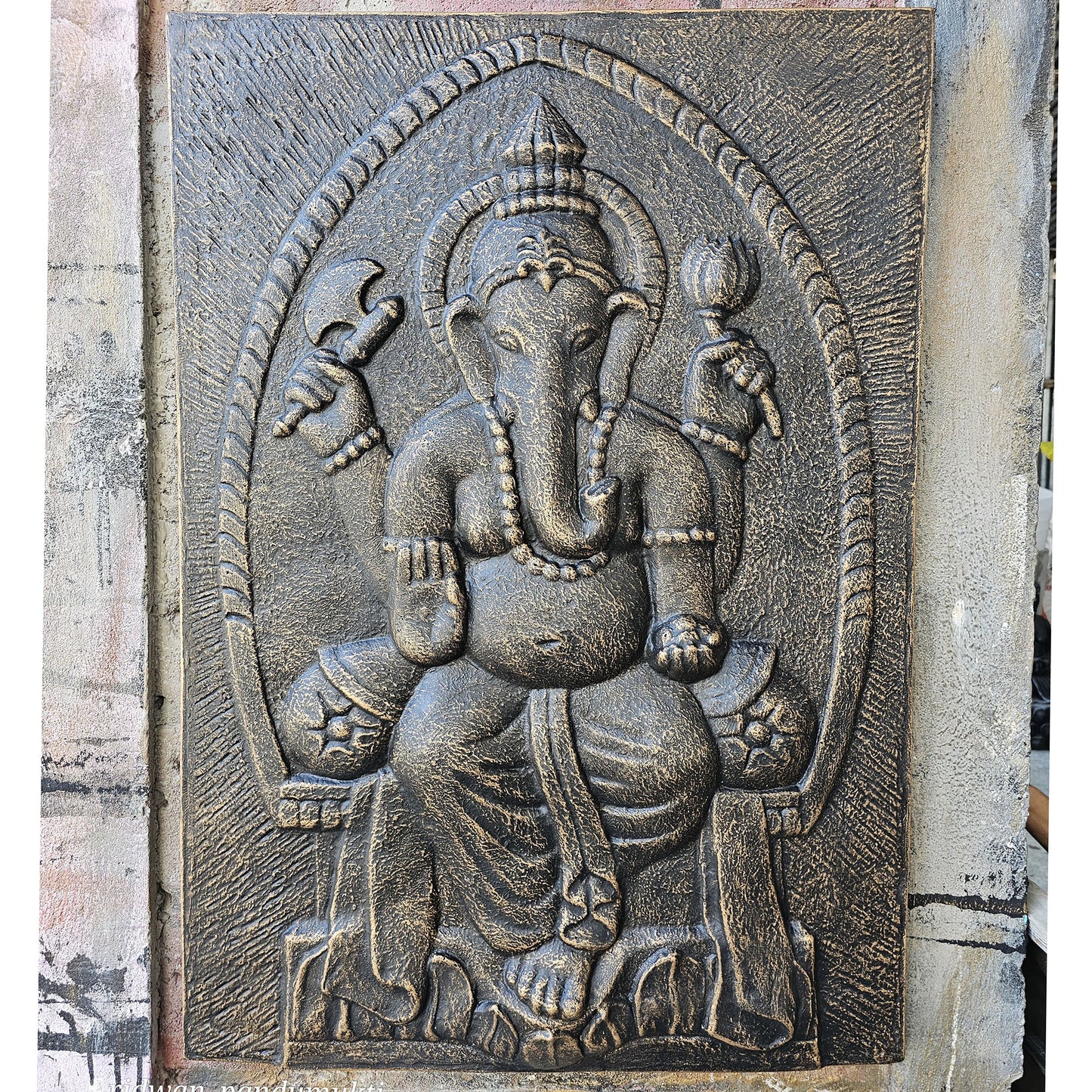 🌺 Grand Ganpati en Relief Doré – Cadre Antique 🕉️✨