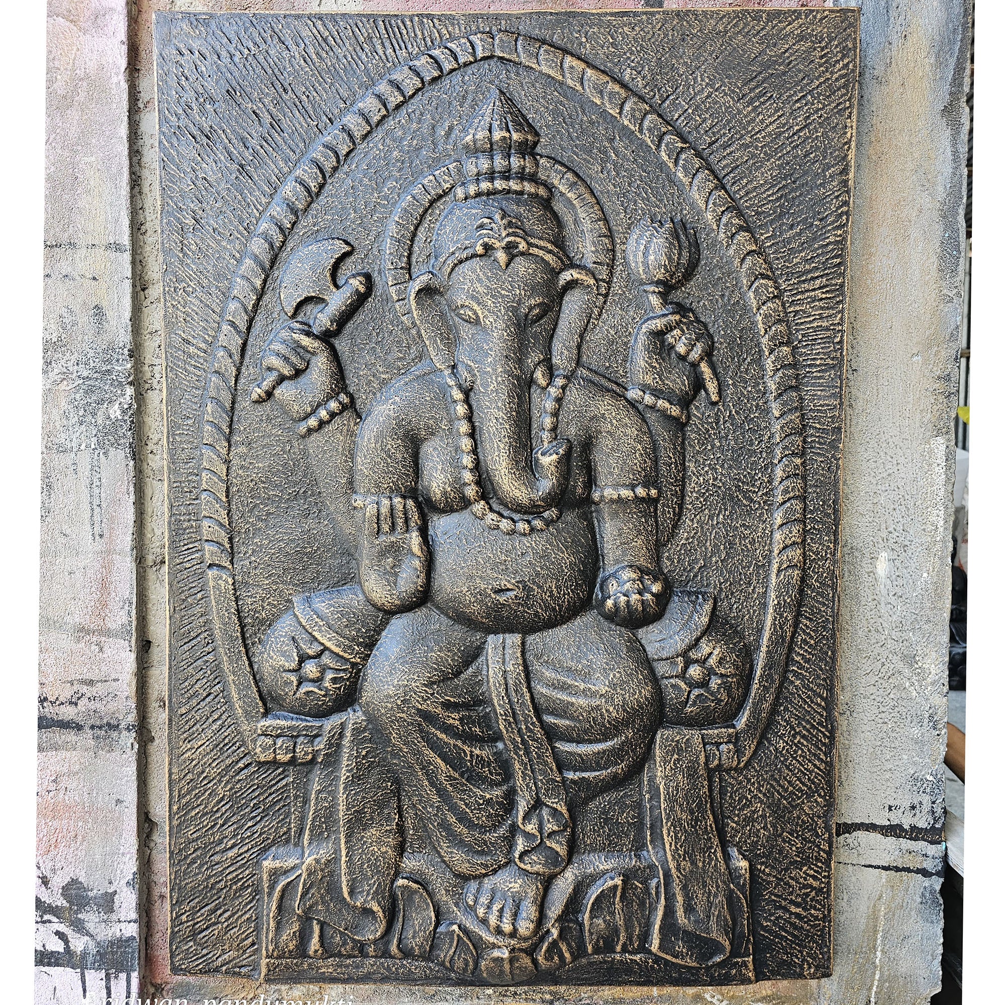 🌺 Grand Ganpati en Relief Doré – Cadre Antique 🕉️✨
