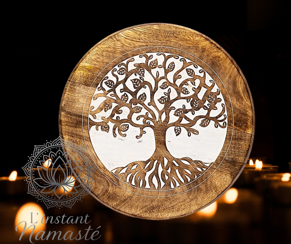 Table d'Appoint en Bois de Manguier – Gravure Arbre de Vie 🌳