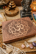 🕉️ Boîte de Tarot OM couleur cuivre – 18 × 13 × 6 cm