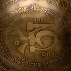 🕉️ Bol Chantant Tibétain Gravé à la Main – 20 cm (1,15 à 1,3 kg) ° Sur commande