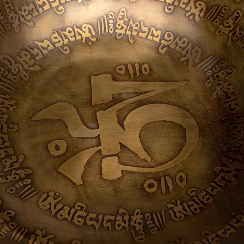 🕉️ Bol Chantant Tibétain Gravé à la Main – 20 cm (1,15 à 1,3 kg) ° Sur commande