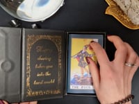 🌟 Tarot avec Feuille d’Or – Que la Magie Commence 🌟